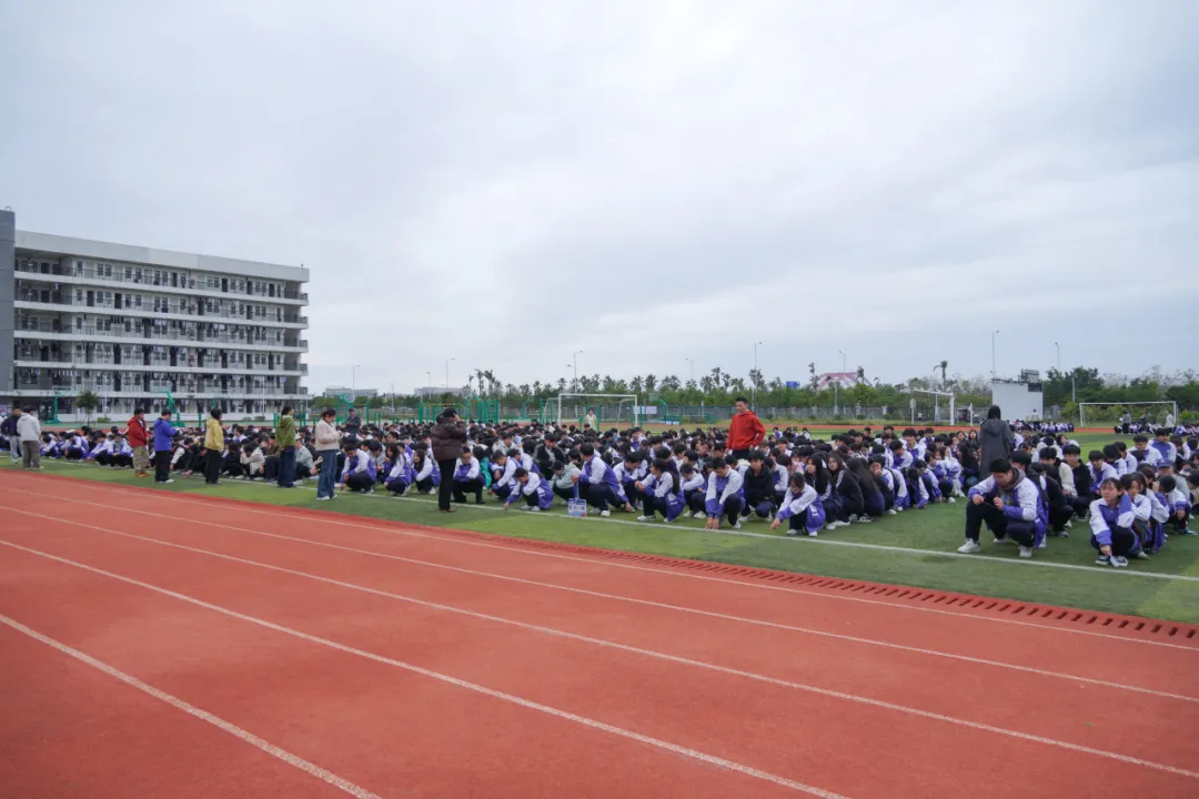 以练筑防 安全护航 || 我校开展安全疏散暨防踩踏应急避险演练